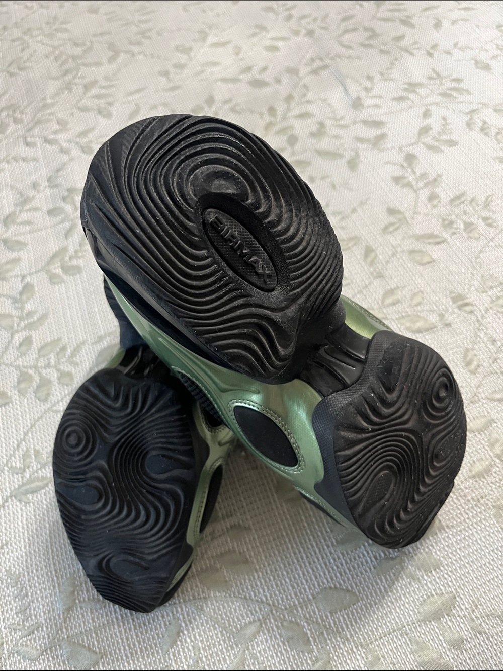 Like NEW Women's Nike Air Max
Muse Athletic Shoes Black/Oil
Green MSRP $170 - Picture 3 of 5